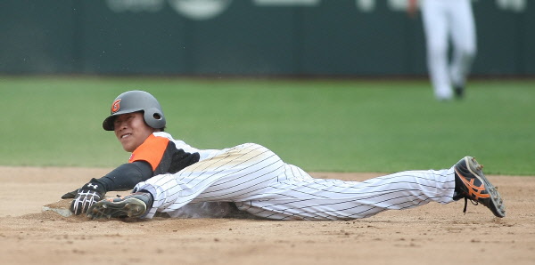 김민하 치고 달리고 득점하고~